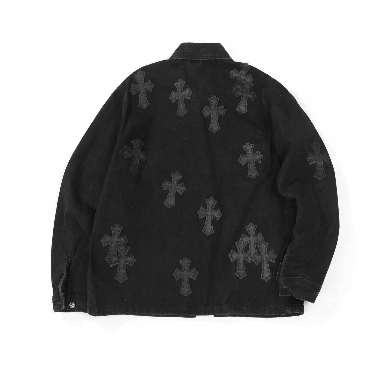 P260 CH Chromehearts 23ss denim cross patchwork leather black and white denim jacket. A super versatile denim jacket that is breathable, comfortable and elegant! The entire garment is made of super heavy-duty workmanship and is made of denim denim fabric imported from Japan. After the finished product is washed, the loss rate is extremely high! The whole body is made with old craftsmanship and the upper body is stylish! The body has multiple crosses and leather logos sewn on it! Because of the old craftsmanship, everything from gold five to three marks has been re-made with new molds, 100% restored to the original craftsmanship! All the leather characters are laser-aligned. The leather difference is definitely not the same as that of the super-fiber leather on the market. This year’s new sheep leather is used. The finished embroidery guarantees the quality of the entire product❗ It took nearly two months of back-and-forth production to get a satisfactory effect. The various cutting designs really took a lot of effort to achieve a satisfactory experience! The same style for men and women, great for couples!   Color: black with white label Size: S M L